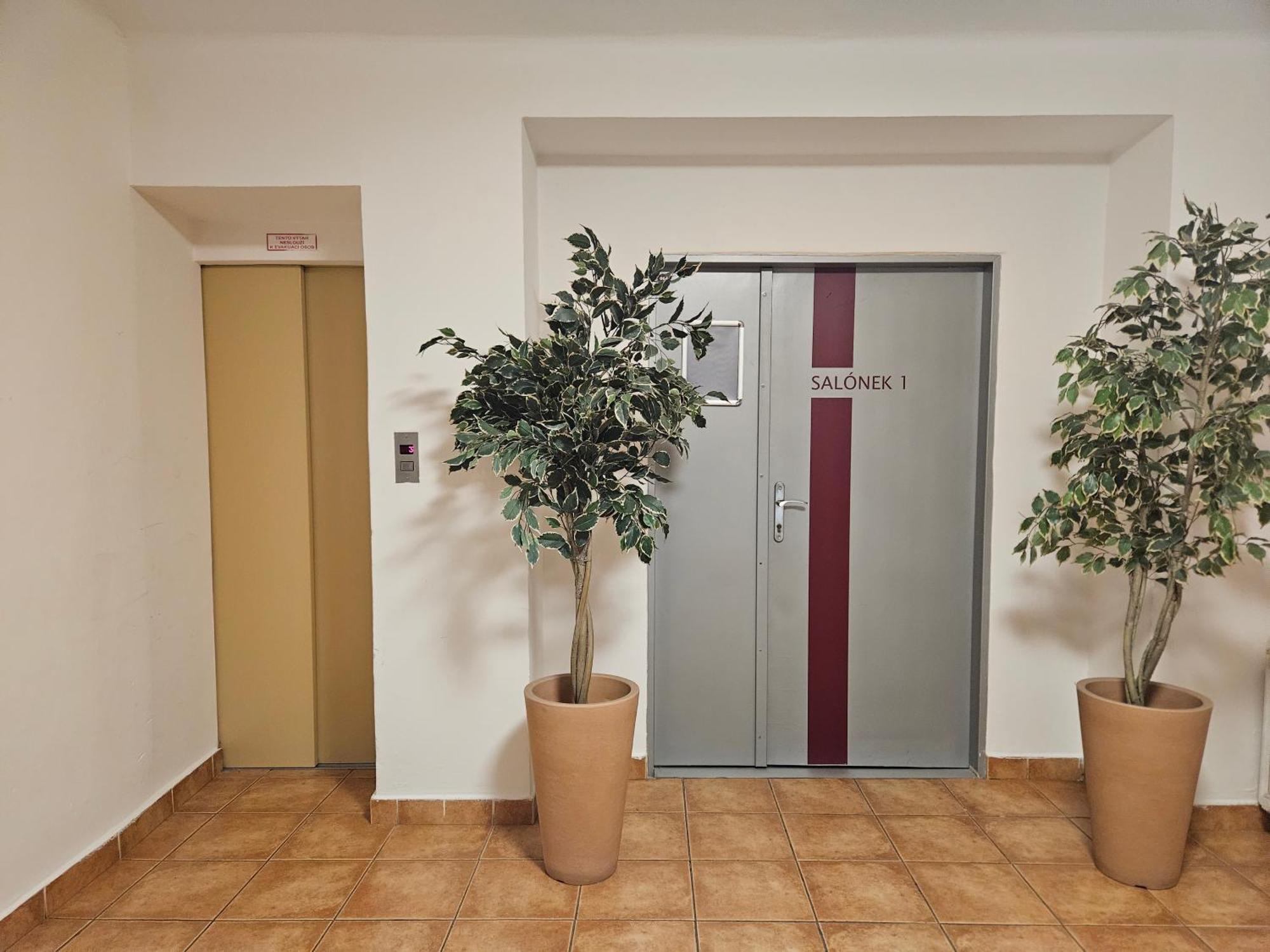 Hotel Trim Пардубице Экстерьер фото